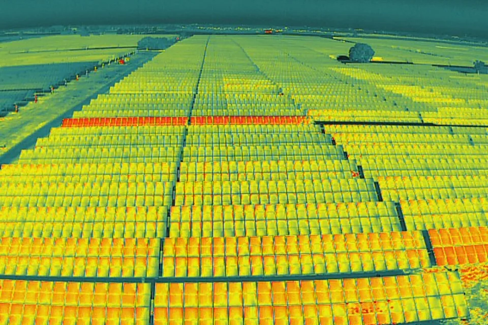 Vista térmica real de la misma planta fotovoltaica